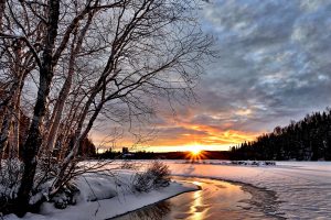 zimowy zachód słońca nad rzeką