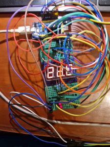 Elektronika - działający odczyt temperaturn wszystko zmontowane na płytkach stykowych i lączone kabelkami